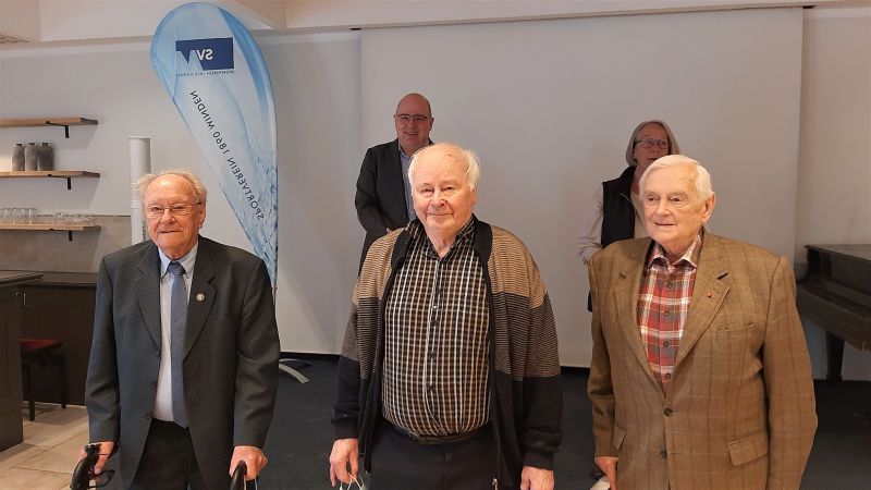 für 60 und 70Jahre Mitgliedschaft geehrt  unten v.l. : Heinz Röthemeier, Volker Höpel, Hans Joachim Scharmacher  oben: Sigrid Hendrich-Gedien